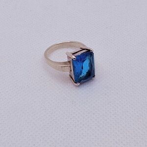 Vintage Retro Sterling Silver Ring Bright Blue CZ Emerald Cut Stone 6.5gm Size 8
